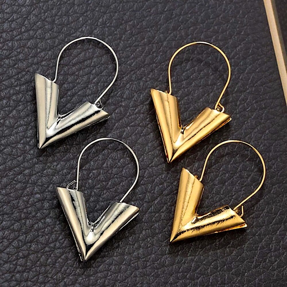 ⚜️[𝟯/$𝟮𝟴]⚜️Gold Triangle Simple Earrings NEW - Picture 8 of 11